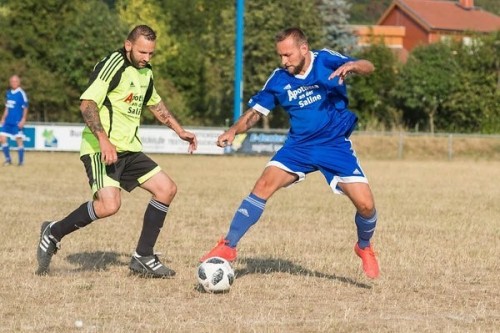 Verdorrter Rasen in Bad Kösen Fußball-Klub darf neuen Brunne